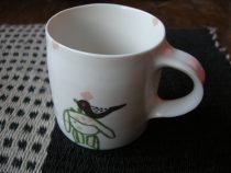 女の子ととりのマグ