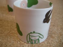 女の子ととりと花　カップ