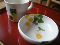 お誕生祝いの離乳食碗とマグ